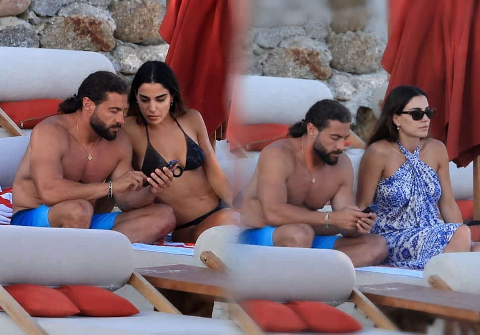 Κωνσταντίνος Βασάλος: Καρέ-καρέ οι φωτογραφίες του έρωτα στη Μύκονο-Δεν σήκωνε τα μάτια του πάνω από τη Δανάη