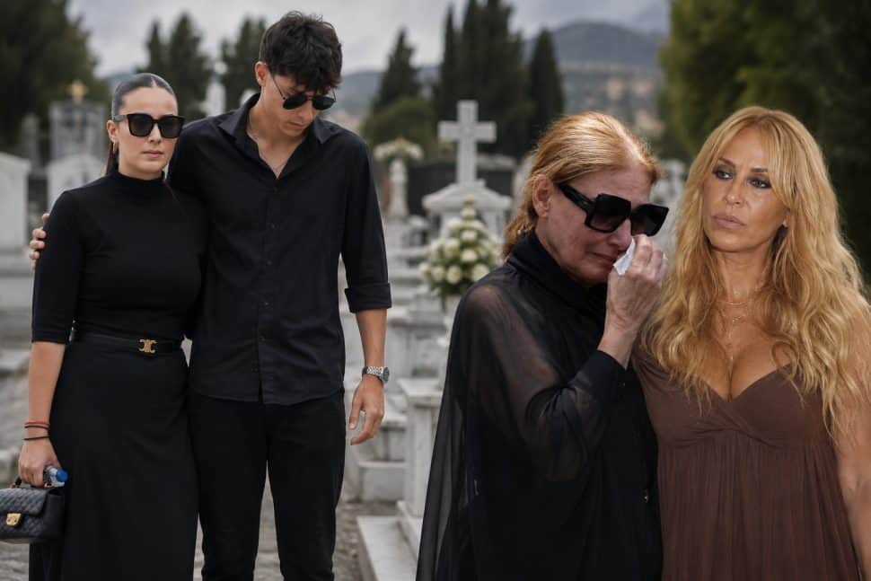 Έφτασε η Βικτώρια στο Μεσολόγγι: Με τον σύντροφο-στήριγμά της για το τρίμηνο μνημόσυνο της Γωγώς-Τι ζήτησε από τη γιαγιά της λίγο πριν φύγει για Κύπρο;