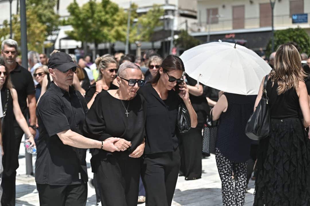 Κηδεία Κόκοτα: Σοκ με την εικόνα της αδελφής του Έλλης – Υποβασταζόμενη και εμφανώς καταβεβλημένη στο τελευταίο «αντίο»