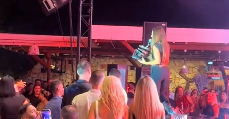 Ιουλία Καλλιμάνη: Της πέταξε λουλούδια στο κεφάλι και του τα επέστρεψε-«Εσένα σ’ αρέσει αυτό…» (βίντεο)