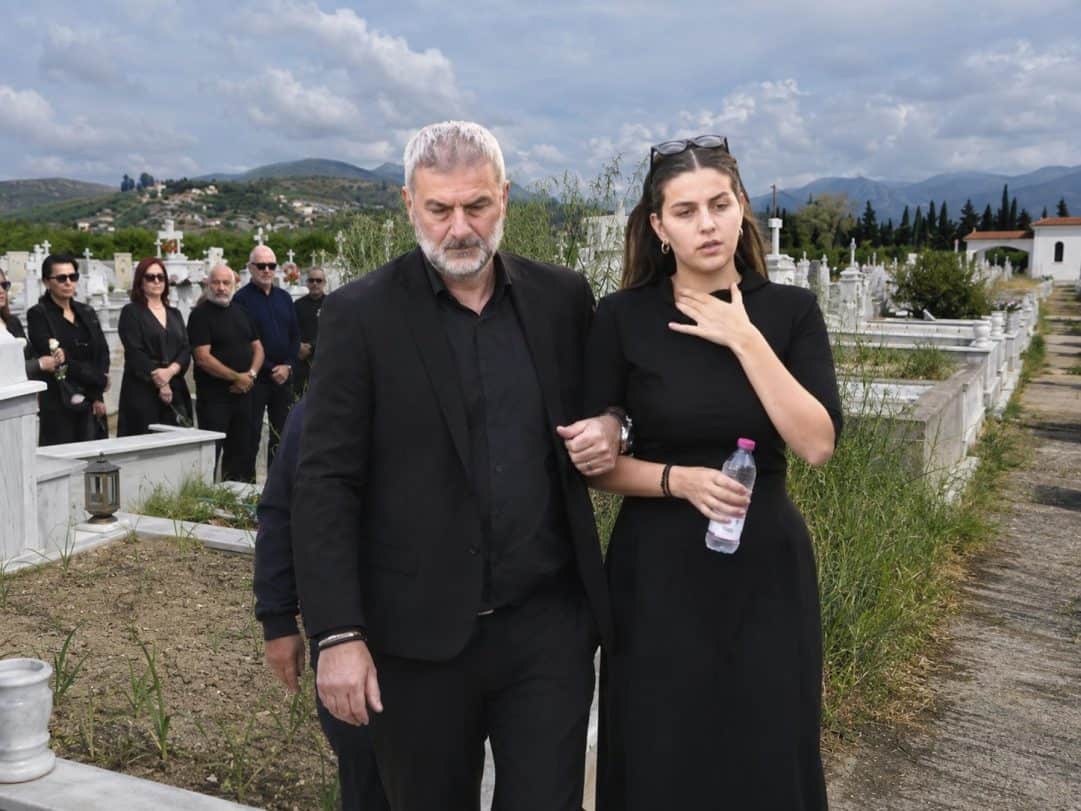 Έγινε το μνημόσυνο για τα τρίμηνα της Γωγώς: Η υπόσχεση που έδωσε η Βικτώρια πάνω από το μνήμα της μητέρας της