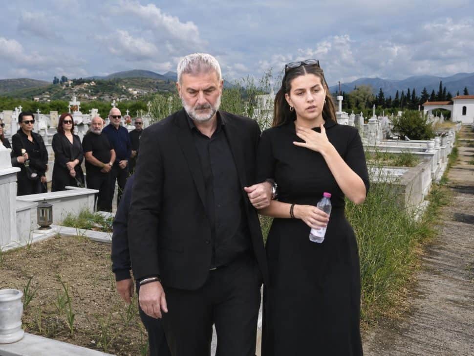 Έγινε το μνημόσυνο για τα τρίμηνα της Γωγώς: Η υπόσχεση που έδωσε η Βικτώρια πάνω από το μνήμα της μητέρας της