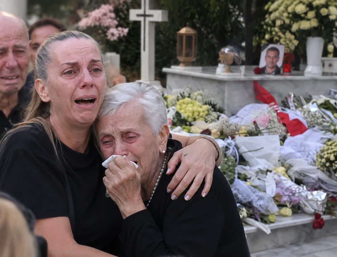 Γιώργος Μαζωνάκης: Συμβαίνει τώρα! Σπαραγμός στο τρισάγιο – Ούρλιαζαν από το κλάμα η Βάσω και η μητέρα του