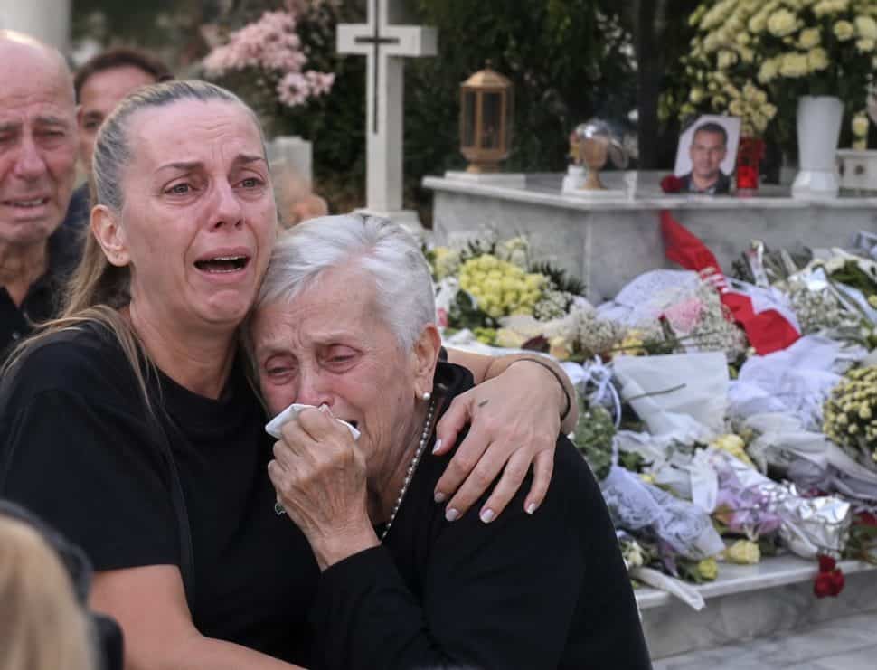 Γιώργος Μαζωνάκης: Σπαραγμός στο τρισάγιο – Ούρλιαζαν από το κλάμα η Βάσω και η μητέρα του