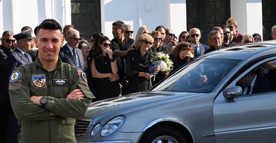 Θρήνος στον Πύργο στο τελευταίο «αντίο» στον επισμηναγό Γιάννη Μπλέσια – Το ανατριχιαστικό που έγινε στην κηδεία