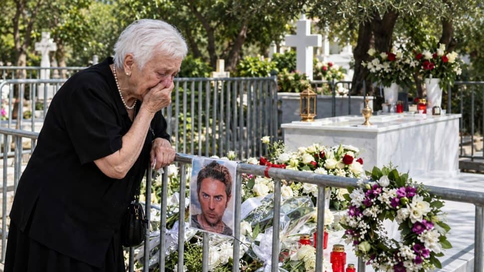 Η επίσκεψη στον τάφο του Μαζωνάκη χθες το βράδυ: Τι υποσχέθηκε στον γιο της με δάκρυα στα μάτια η κυρία Κλειώ;