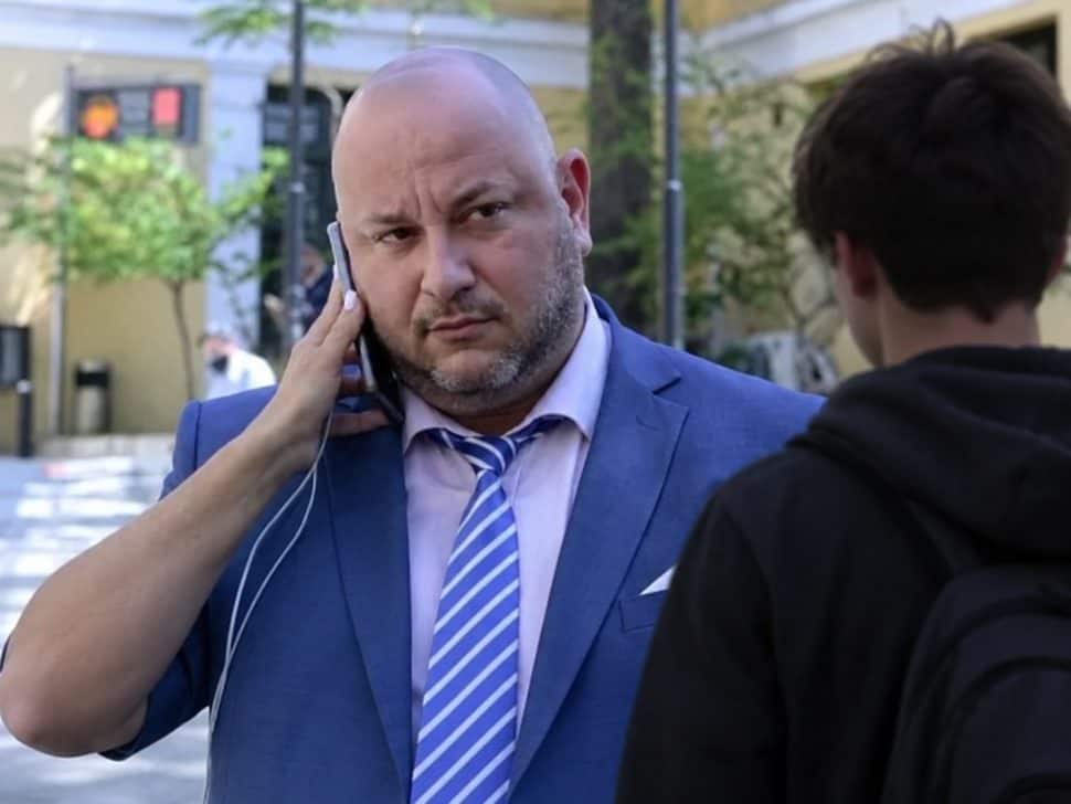 Ανδρέας Θεοδωρόπουλος: Τι απαντά ο δικηγόρος για τη σύλληψή του μετά τη βία κατά του γιου του-Σοκάρει το βίντεο με το ξύλο και τις βρισιές
