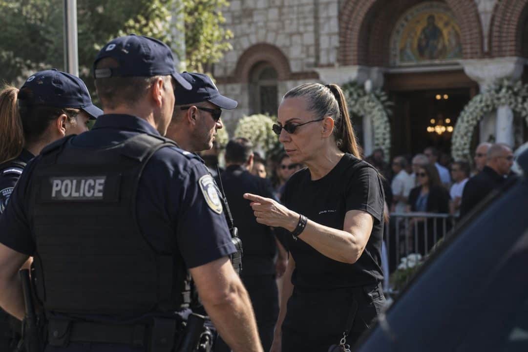 Συμβαίνει τώρα! Οι αυστηρές εντολές της Βάσως Μαζωνάκη στους αστυνομικούς πριν ξεκινήσει η κηδεία – «Μαζέψτε τους, μην μου το κάνουν τσίρκο»