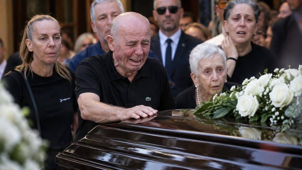 Κηδεία Μαζωνάκη: H εντολή του πατέρα του-«Αυτό είναι το αντικείμενο που θα βάλετε μέσα στο φέρετρο του γιου μου»