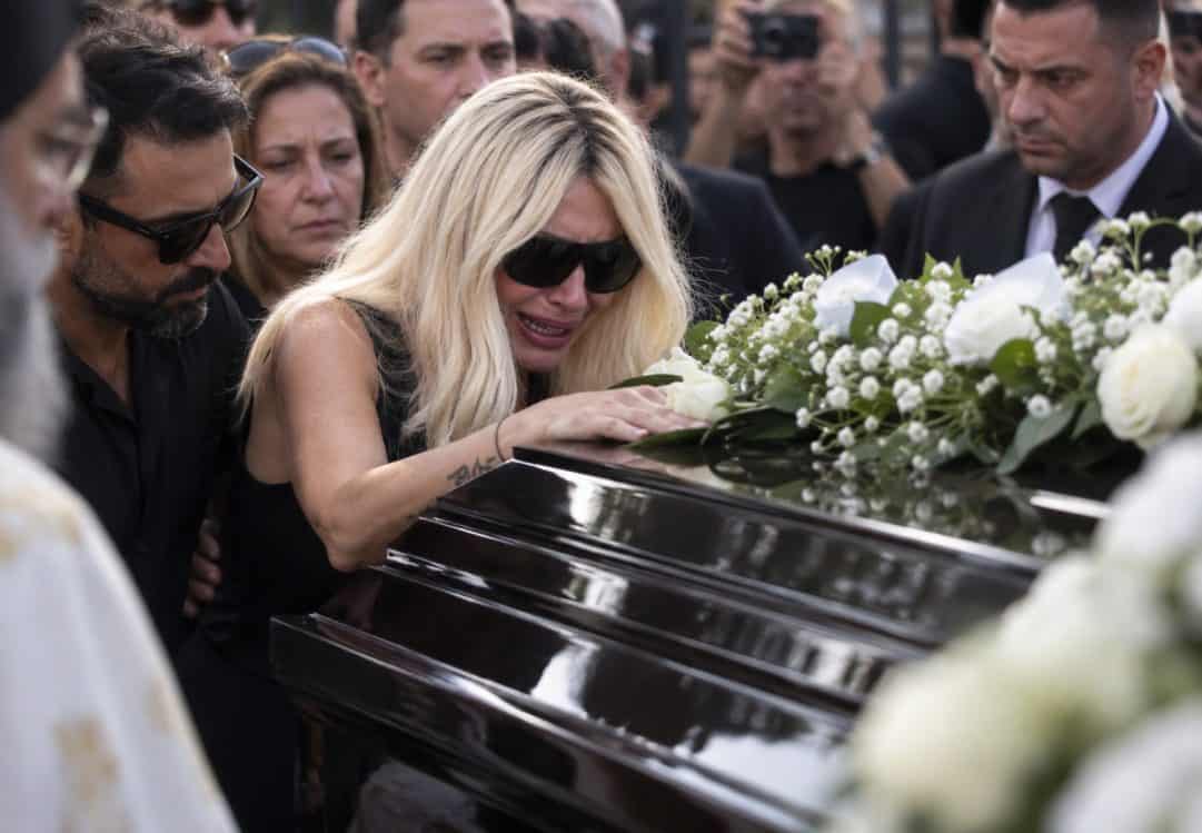 Κηδεία Μαζωνάκη: Η κραυγή της Πάολας πάνω από το φέρετρο – «Γιώργο, σ’ αγαπάω! Πού είσαι;»