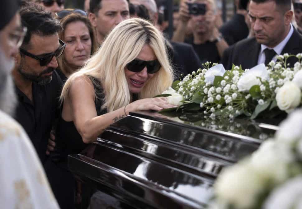 Κηδεία Μαζωνάκη: Η κραυγή της Πάολας πάνω από το φέρετρο – «Γιώργο, σ’ αγαπάω! Πού είσαι;»