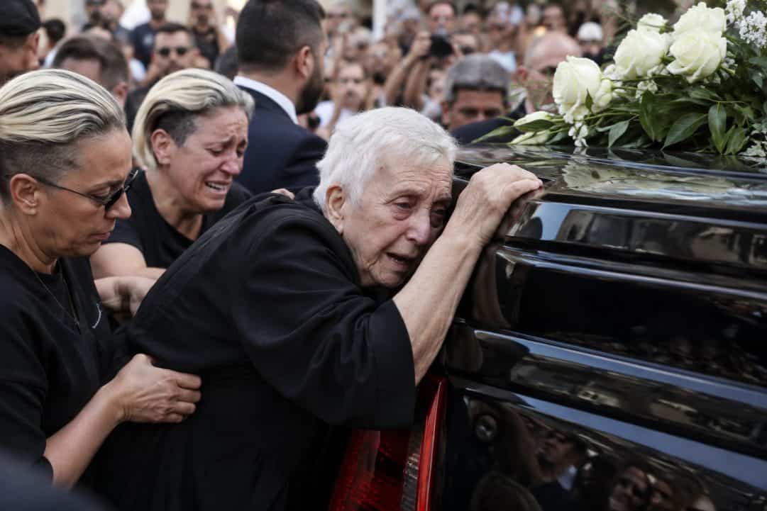 Κηδεία Μαζωνάκη: Γαντζωμένη πάνω στη νεκροφόρα η μάνα του-Ουρλιάζει η Μαρία και λιποθυμάει, μόνο η Βάσω είναι δυνατή! (βίντεο και φωτογραφίες)