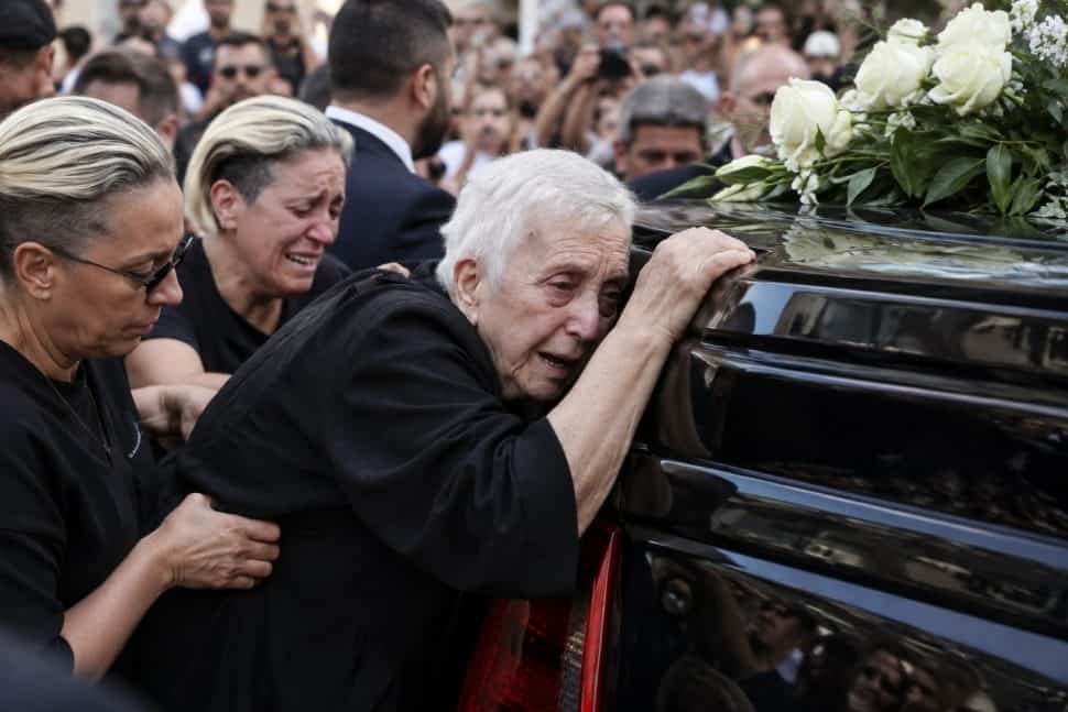 Κηδεία Μαζωνάκη: Γαντζωμένη πάνω στη νεκροφόρα η μάνα του-Ουρλιάζει η Μαρία και λιποθυμάει, μόνο η Βάσω είναι δυνατή! (βίντεο και φωτογραφίες)