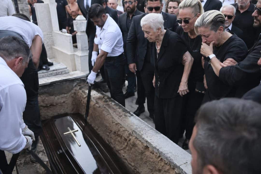Κηδεία Μαζωνάκη: Μπήκαμε μέσα στο νεκροταφείο – Δείτε σε βίντεο ό,τι συμβαίνει τώρα! Του άνοιξαν το φέρετρο πριν τον βάλουν στο χώμα;