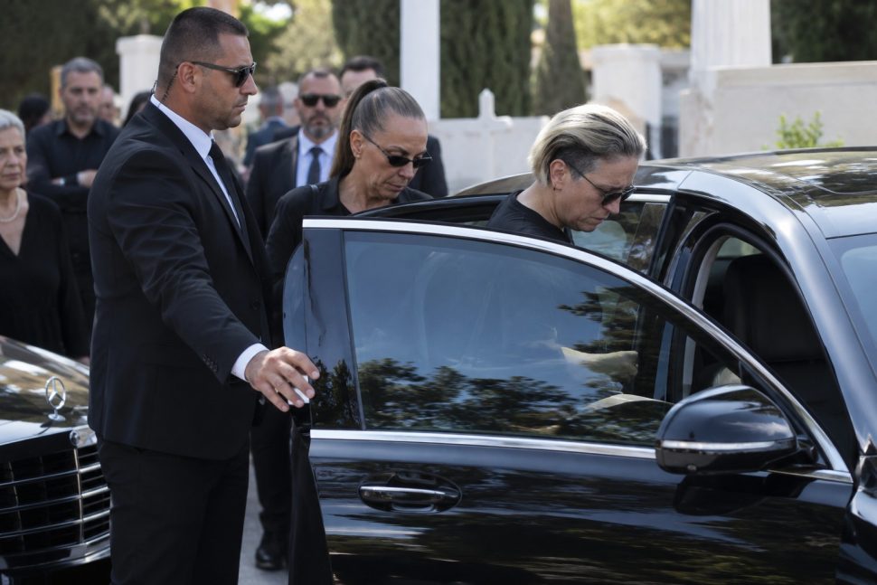 Κηδεία Μαζωνάκη: Η εντολή που έδωσαν Βάσω και Μαρία μόλις έγινε η ταφή! «Μην τολμήσουν και…» – Μπήκαν στις Mercedes κι εξαφανίστηκαν