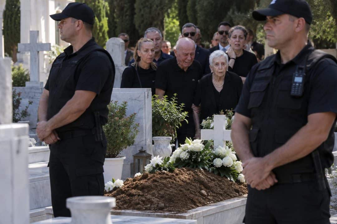 Αποκάλυψη! Έβαλαν φρουρά πάνω από τον τάφο του Μαζωνάκη: Τρέμουν μην τον ξεθάψουν οι θαυμαστές
