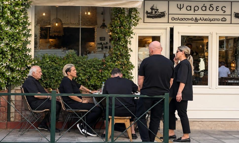 Σε ψαροταβέρνα η οικογένεια Μαζωνάκη μετά την κηδεία: Όλο τον κατάλογο παρήγγειλαν οι αδερφές του-Δείτε καρέ-κάρε τις στιγμές