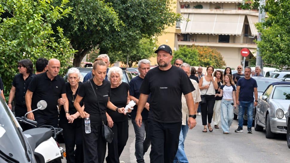 Από την πλαϊνή πόρτα μπήκαν στον ναό οι γονείς και οι αδελφές του Μαζωνάκη: Δίπλα τους διακριτικά ο σωματοφύλακας