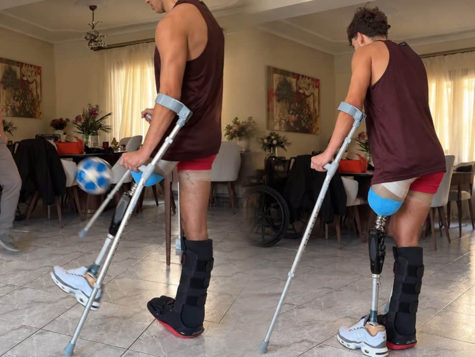 Σταύρος Φλώρος: Δύναμη ψυχής! Δείτε τον να παίζει ποδόσφαιρο με το τεχνητό πόδι (video)
