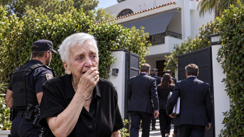 Συμβαίνει τώρα! Ενώπιον της μητέρας του εισέβαλαν στο σπίτι του Μαζωνάκη-Τι βρήκαν οι Αρχές και ο ανακριτής;