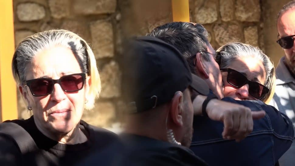 Μνημόσυνο Μαζωνάκη: Σπάραξε η Μαρία Μαζωνάκη έξω από την εκκλησία-Σε ποιανού την αγκαλιά έπεσε ζητώντας παρηγοριά; (video)