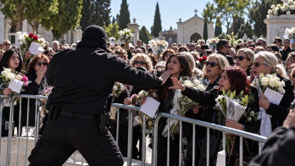 Αποκάλυψη! Ένταση στα σαράντα του Μαζωνάκη: Έδιωξαν τους θαυμαστές! Καταγγελίες ότι πέταξαν λουλούδια και γράμματα-Παραλίγο να πιαστούν στα χέρια (video)