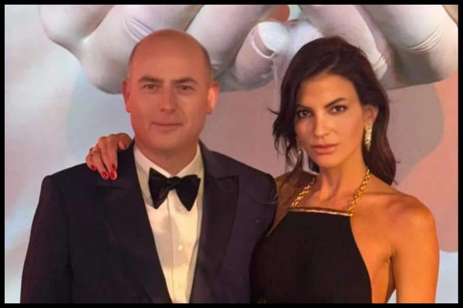 Όλα τα μάτια πάνω της! Η Κούστα σε κοσμικό γάμο με φόρεμα 9.700 ευρώ-Γιατί δεν την συνόδευσε η Βίσση;