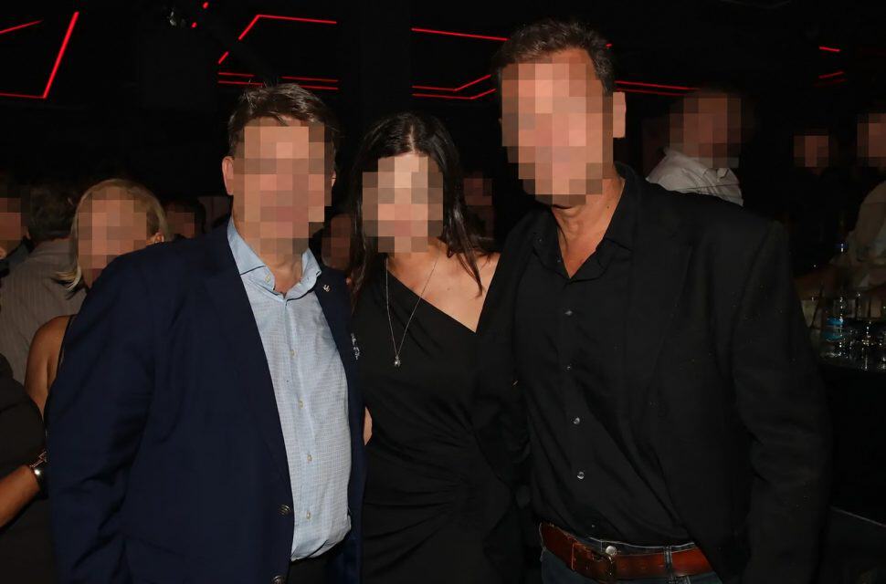 Δεν είναι ζευγάρι αλλά πατέρας με κόρη: Τα «έσπασαν» στους Σχοινά – Τσαλίκη-Ποια είναι η νεαρή καλλονή που έκλεψε τα βλέμματα;